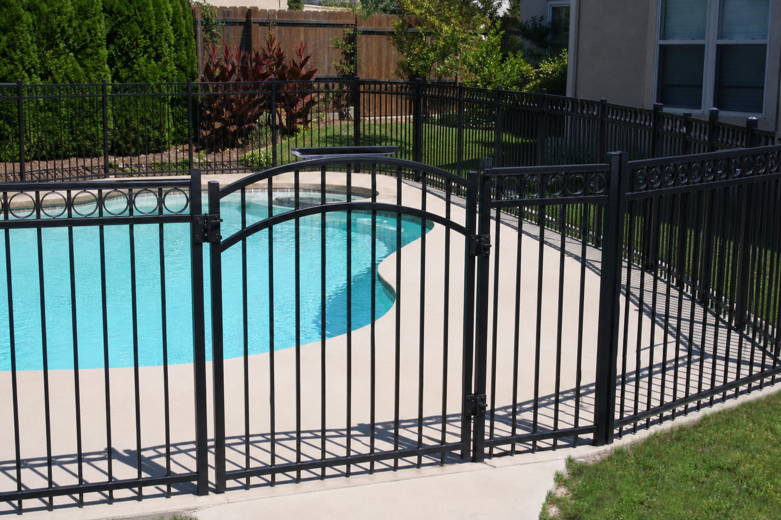 Aluminum pool fence design